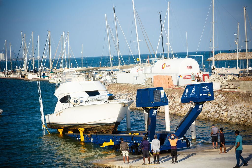 Boat service and preparation facilities at Vista Mar Marina